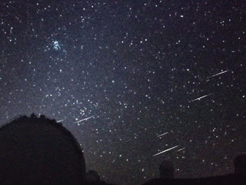 Captan cúmulo de meteoros desde el observatorio en Hawái