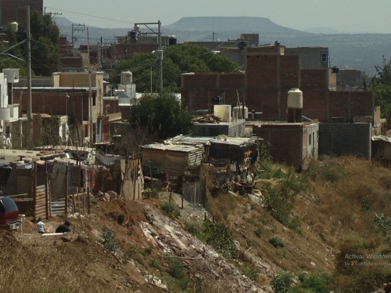 Casas de material reciclado al borde del colapso