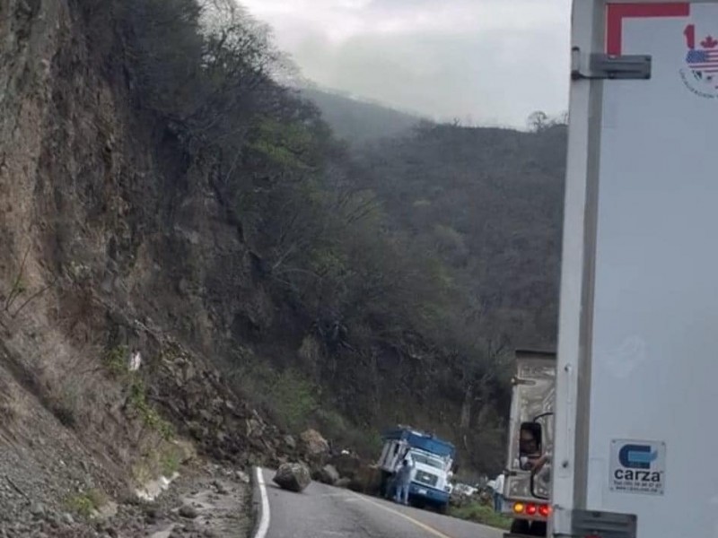 Cerrada La Circulación Sobre Carretera Oaxaca Istmo Por Derrumbe 9952