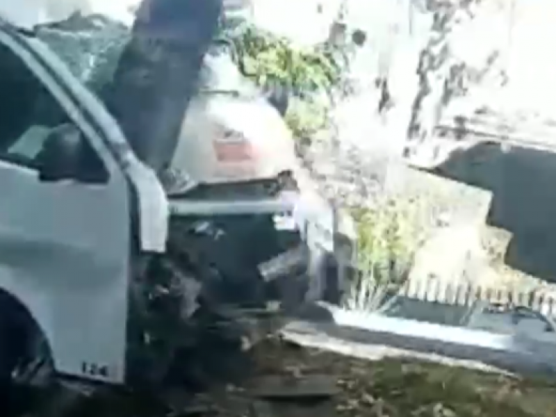 Choca combi contra camión en Tlalnepantla