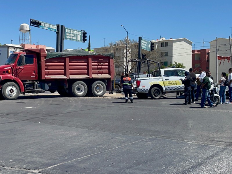 Choca patrulla de policía municipal contra vehículo pesado