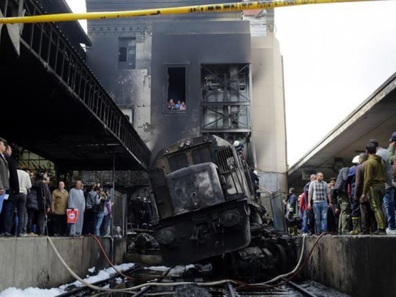 Choca y explota tren en Egipto; mueren 20