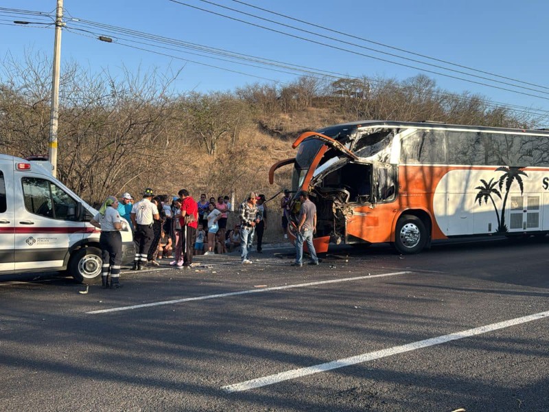 Chocan autobús de pasajeros y camión cañero en autopista Colima-Manzanillo