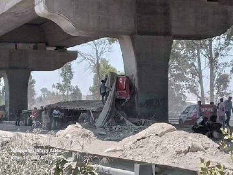Chófer de trailer pierde la vida en autopista México-Puebla