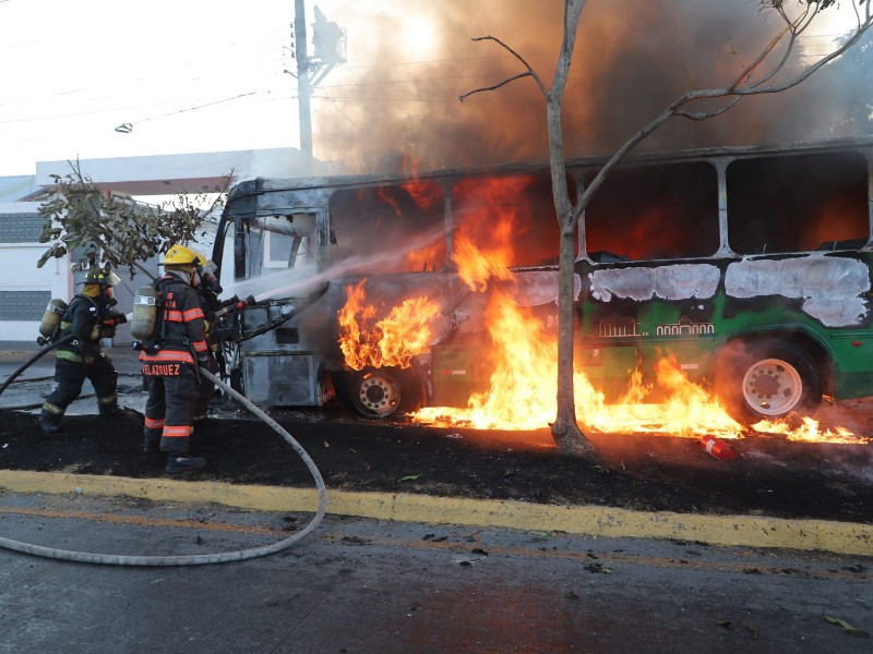 Choque en Calzada Olímpica ocasionó colateralmente incendio de autobús