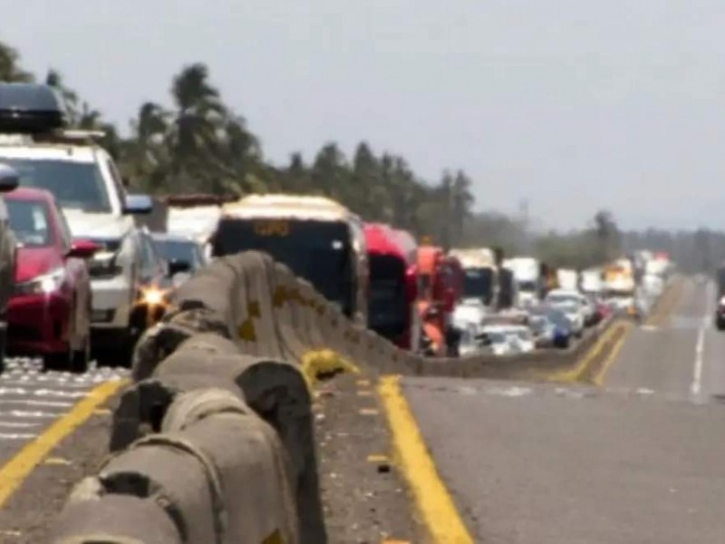 Cierran autopista La Tinaja-Isla por volcadura de camión