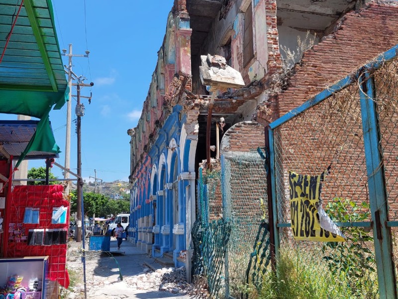 Ciudadanos piden acordonamiento de edificio dañado por sismo