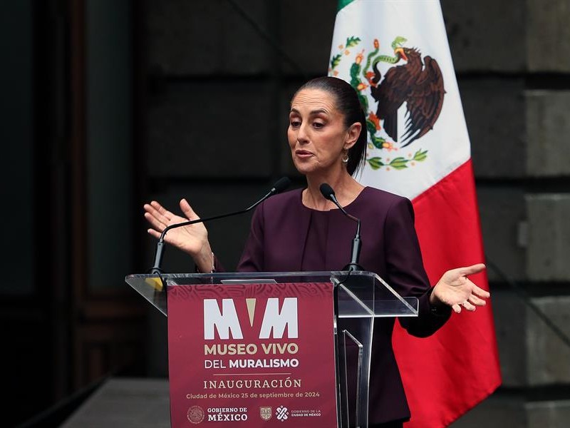 Claudia Sheinbaum presenta nuevo emblema del Gobierno con joven indígena