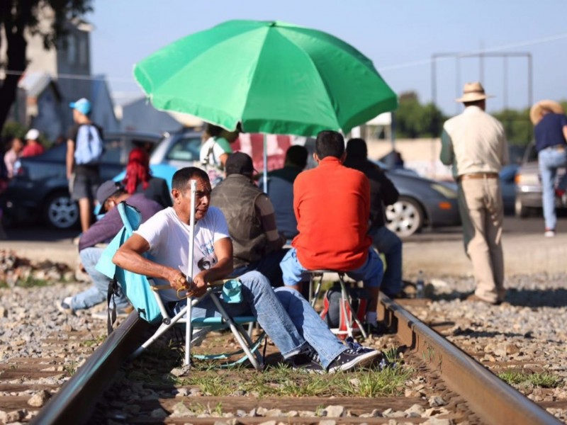 CNTE libera vías ferroviarias en Michoacán