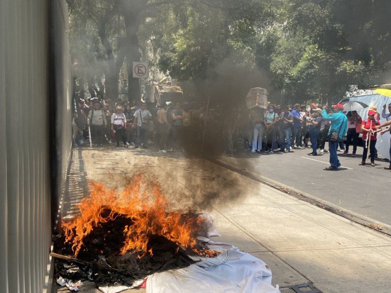 CNTE protesta en sedes del PRI, PAN, PVEM y Morena