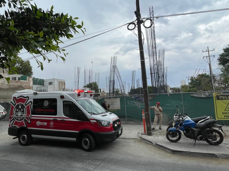 Colapsa grúa en construcción de avenida Niños Héroes