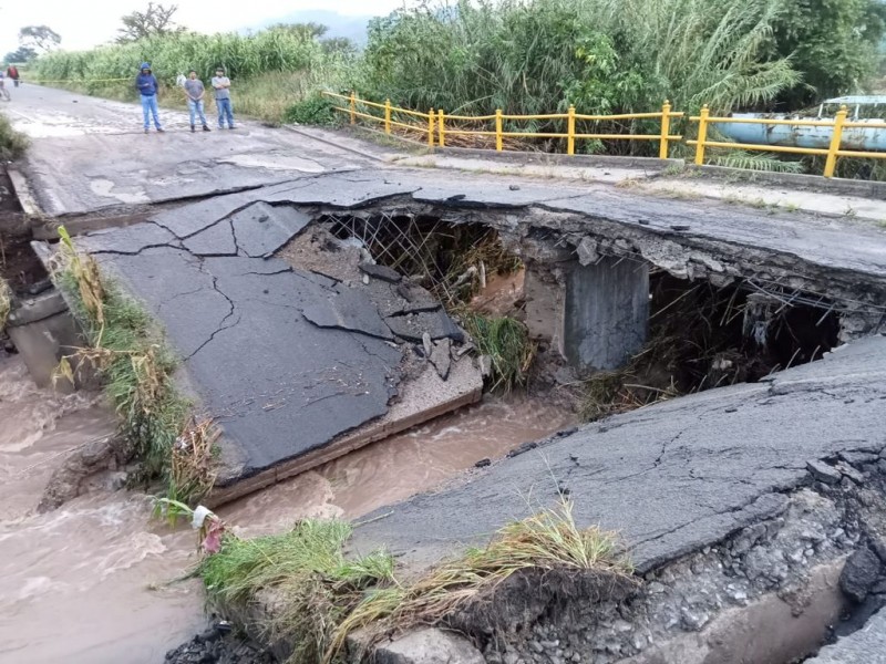 Colapsa puente en Ameca, hay una persona lesionada