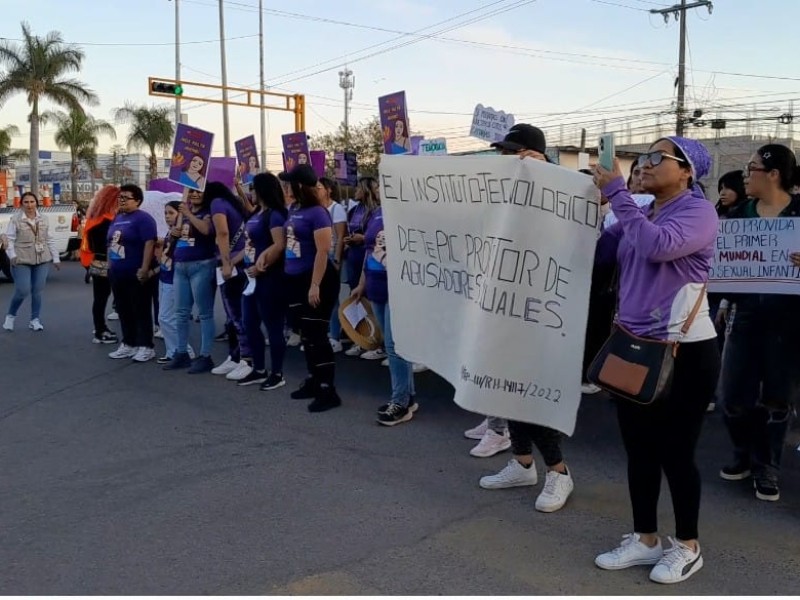 Colectivos feministas marchan en Nayarit por justicia y visibilización