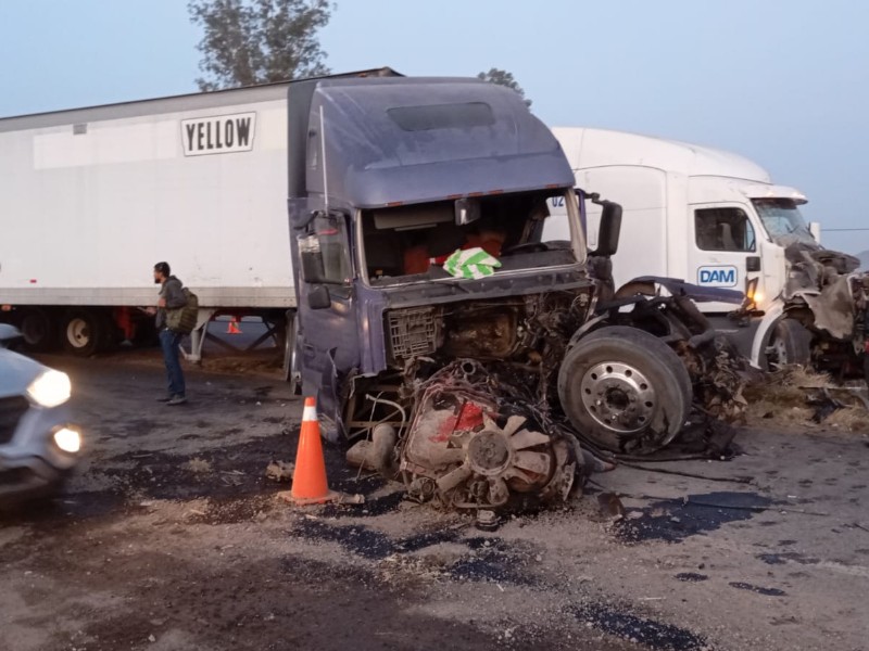 Colisionan dos tráileres en la carretera a Morelia