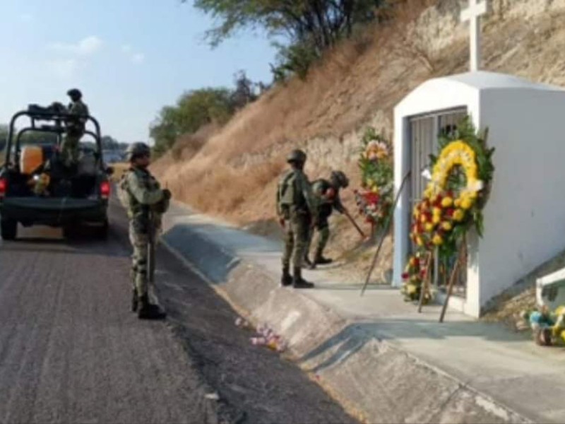 Colocan ofrendas florales a militares caídos en Teocaltiche