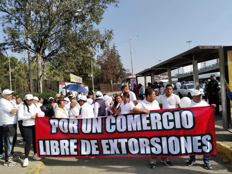 Protestan comerciantes y transportistas en Naucalpan, Edomex