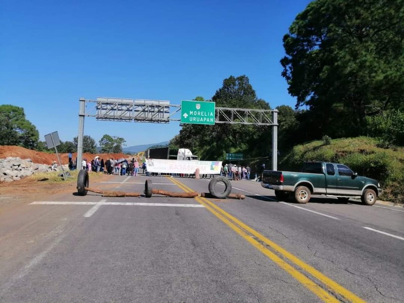 Comunidades indígenas toman carreteras en Michoacán