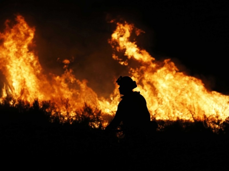 Contienen 74% del incendio en Mendocito, California