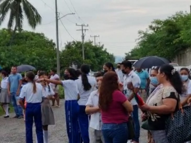 Continúa cerrada secundaria de Petacalco, padres exigen solución