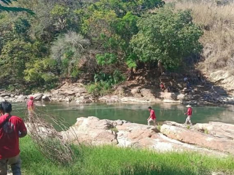 Continúa la búsqueda del menor arrastrado por río en Xochistlahuaca