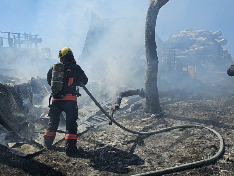 Corralón ubicado en Lomas de San Miguel se incendia