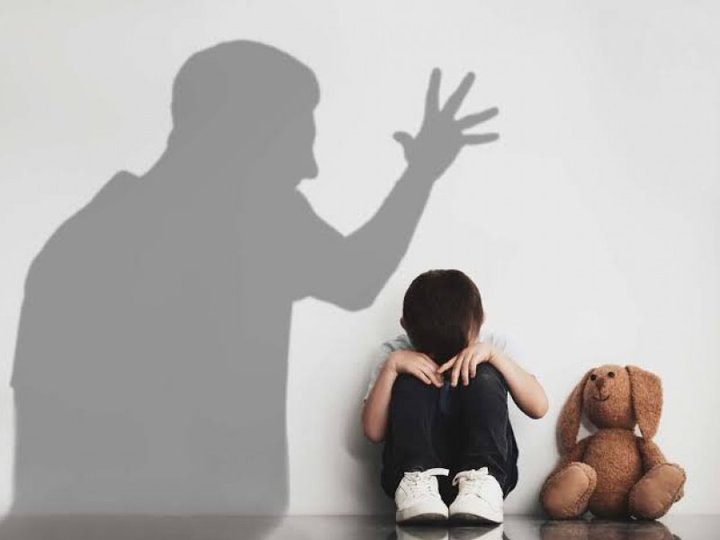 Crece el maltrato infantil en casa, disminuye fuera de ella