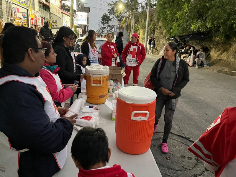 Cruz Roja lleva pan y café a familias de pacientes