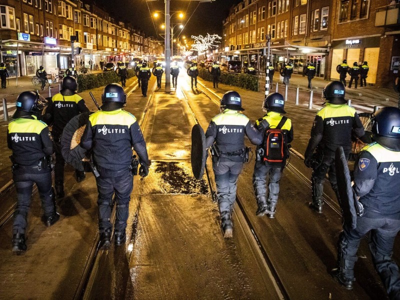 Cuarta noche de disturbios en Países Bajos, detienen a 131