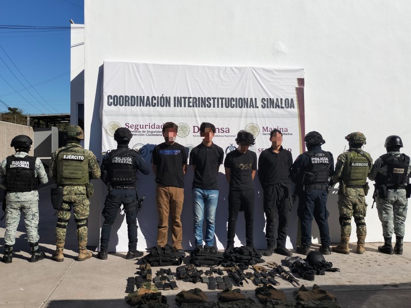 Cuatro detenidos con arsenal y equipo táctico en Culiacán.