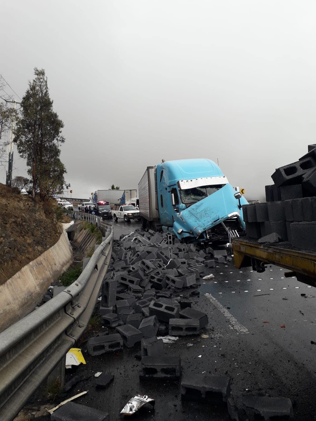 Aparatoso accidente en donde 8 vehículos se ven involucrados