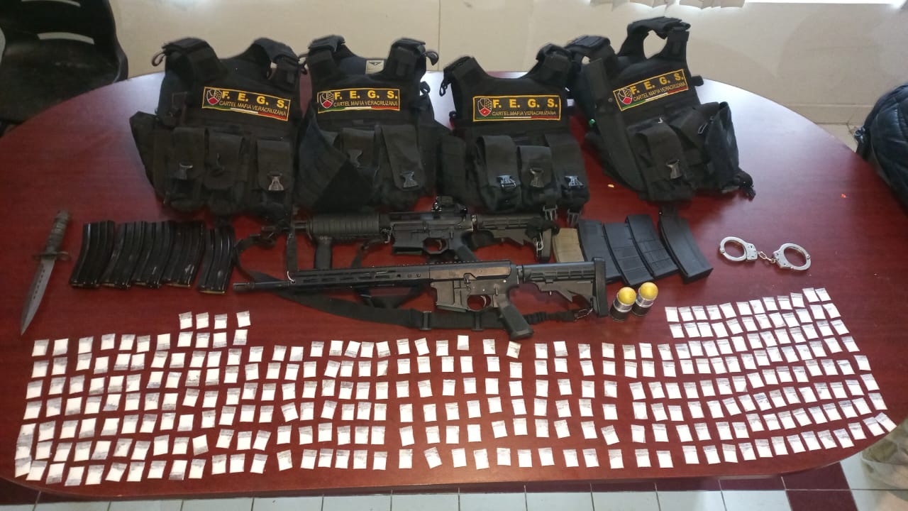 Ejército Mexicano y GN detienen a tres individuos con armamento, granadas, droga y vehículo robado en Tuxpan - Noreste