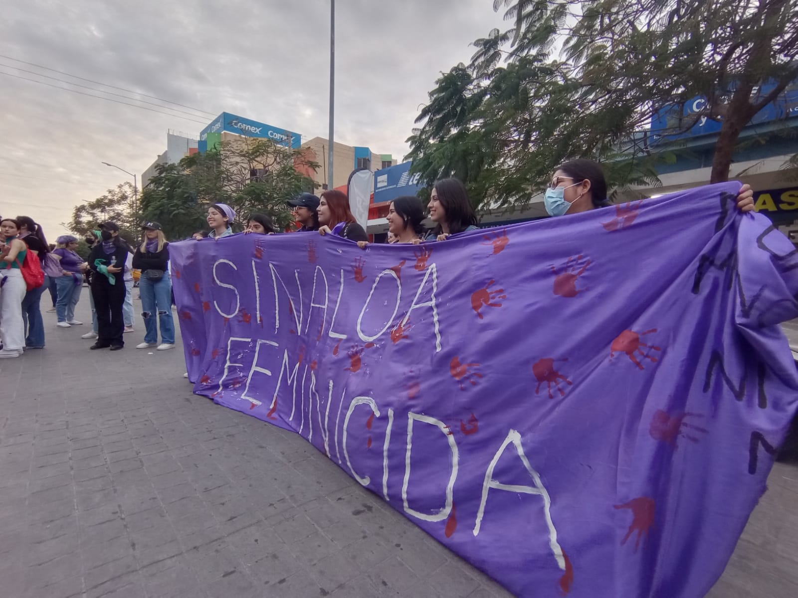 Marcha 8M: En Los Mochis, féminas exigen parar feminicidios | MEGANOTICIAS