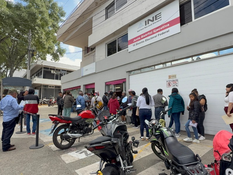 De último minuto acuden ciudadanos a actualizar su INE