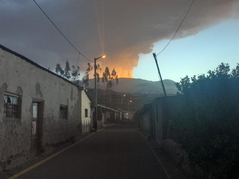 Declara Perú emergencia por erupción de volcán Ubinas