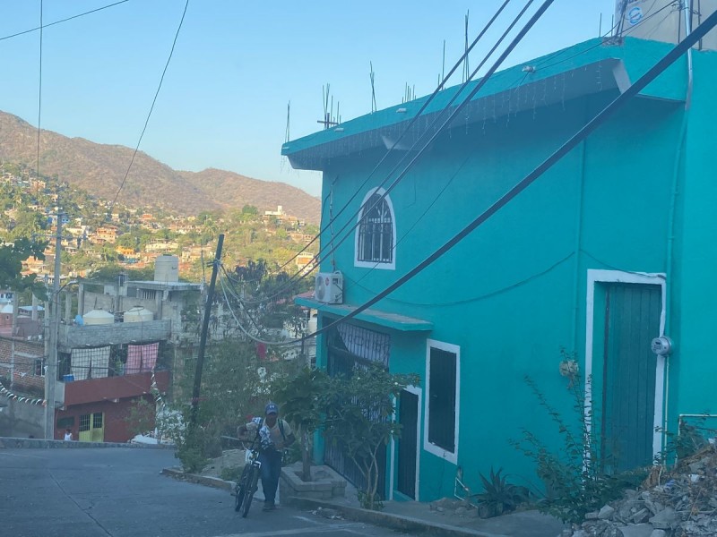 Denuncian cableado caído en colonia Primer Paso