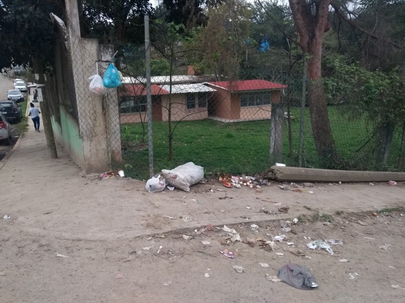 Denuncian que vecinos arrojan basura cerca de escuela