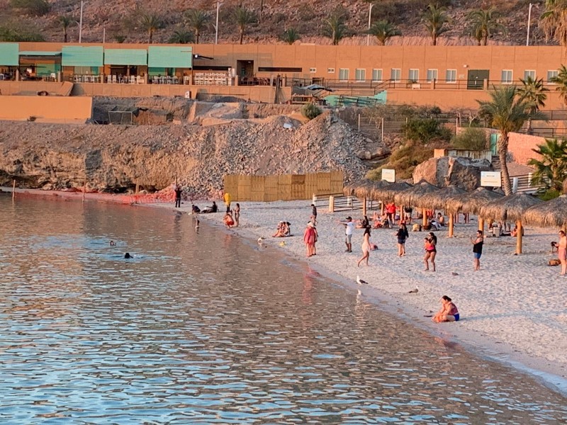 Derrumbe en Playa El Coromuel genera indignación entre bañistas