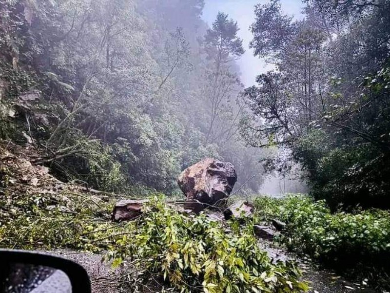 Derrumbes impiden circulación en la Carretera Federal 175