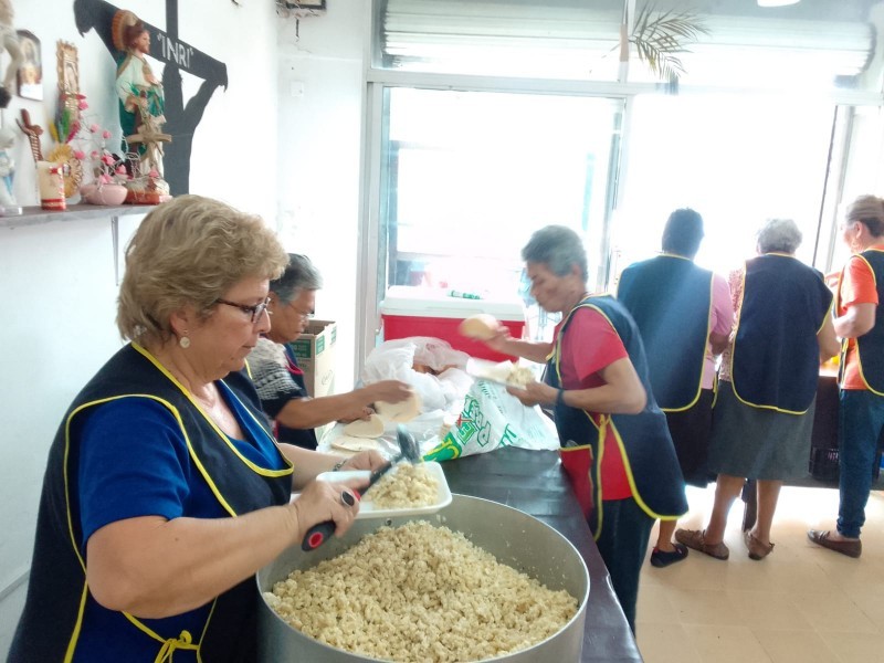 Desayunador brinda alimentos gratuitos para personas que lo requieran