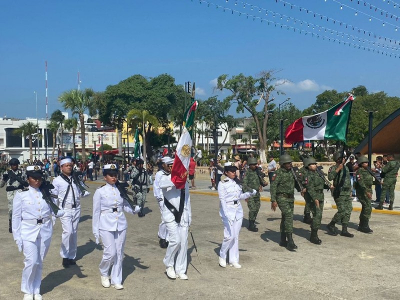 Desfile conmemorativo por la Independencia de México en Salina Cruz