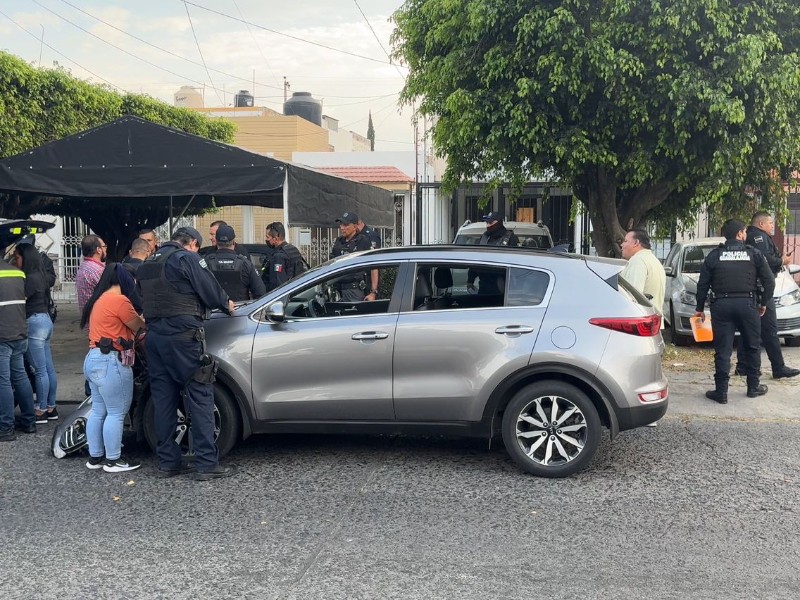 Detienen a dos por robo de camioneta tras persecución