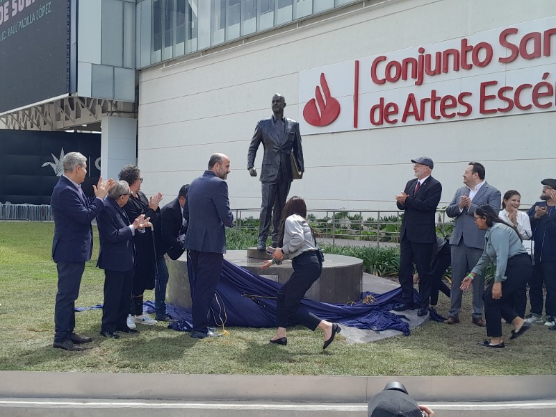 Develan escultura de Raúl Padilla en centro cultural universitario