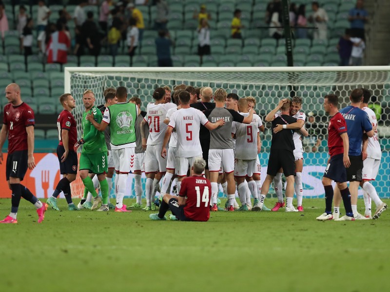 Dinamarca se sigue imponiendo a la tragedia, llega a semifinales