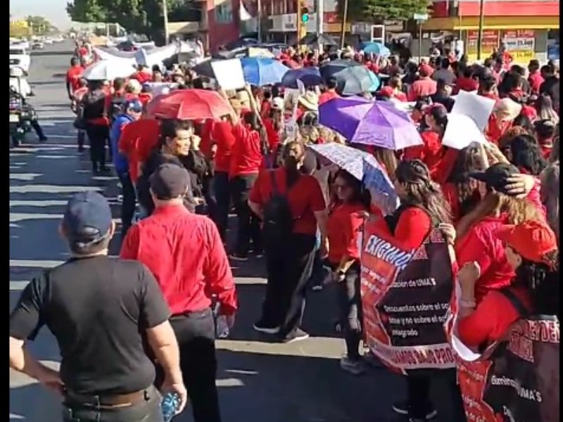 Docentes se manifiestan contra la ley del ISSSTE