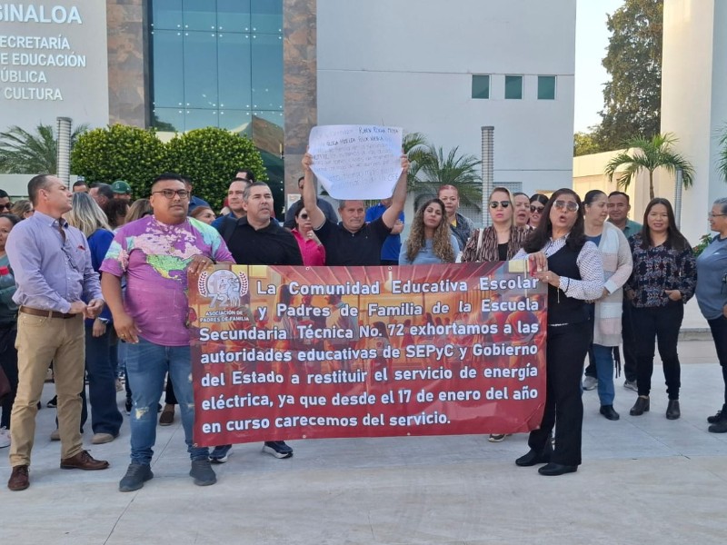 Docentes y padres de familia se manifiestan en SEPyC