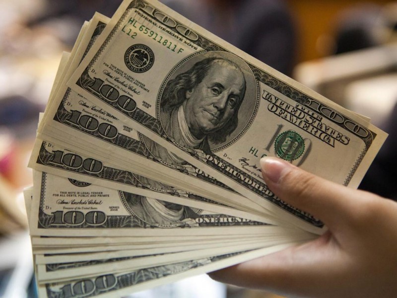 Dólar alcanza los 19.75 pesos en bancos capitalinos
