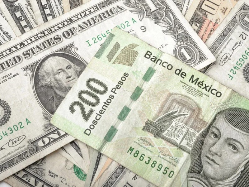 Dólar sube ligeramente frente al peso este lunes