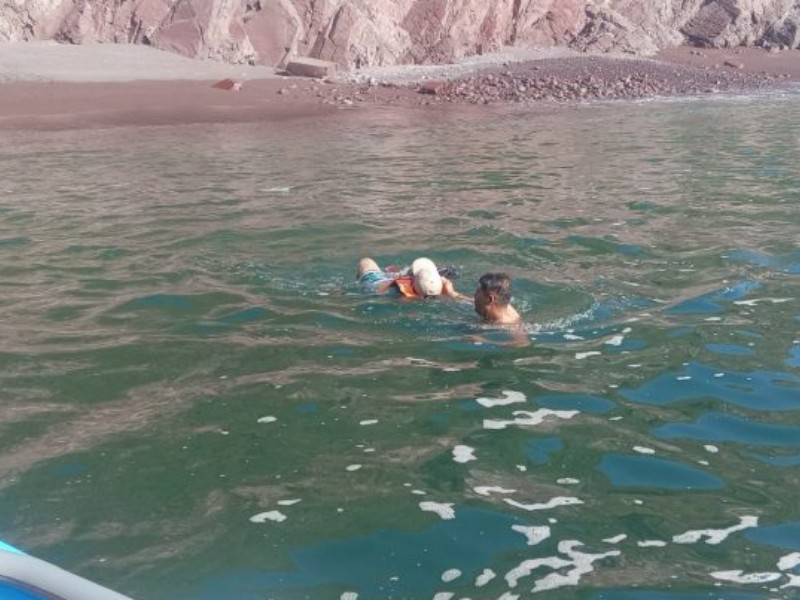 Dos kayakistas fueron rescatados en playa de Manzanillo