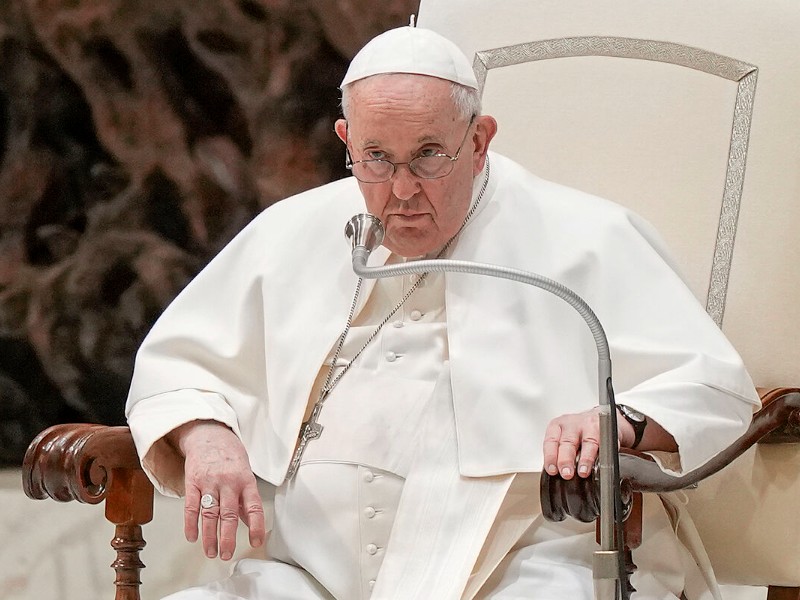 El papa Francisco enfrenta neumonía: su estado sigue siendo complejo