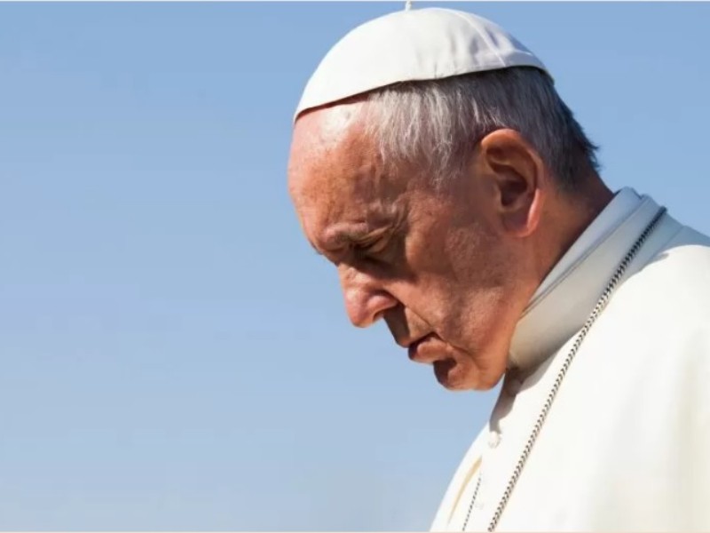 El papa se agrava, tuvo una crisis respiratoria